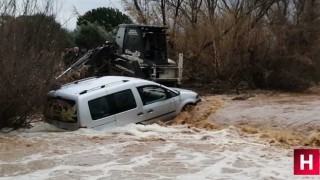 Sel sularına kapılan kamyonette korku dolu anlar