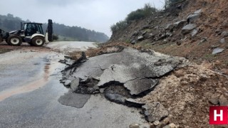 Manisa'da yağışla birlikte yaşanan heyelan yolu kapattı