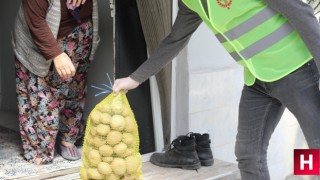 Manisa'da ihtiyaç sahiplerine patates dağıtılıyor