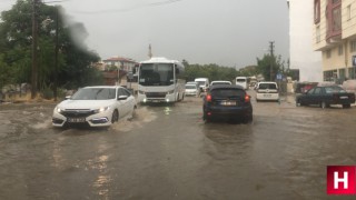 Manisa'da yollar göle döndü araçlar ilerlemekte zorlandı