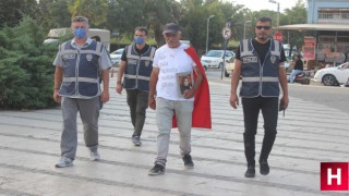 Elinde kızının fotoğrafı, sırtında Türk bayrağı ile Ankara’ya yürüyor