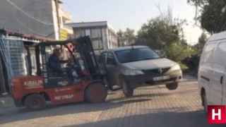 Hatalı parkeden aracı forkliftle kaldırıp kenara bıraktı