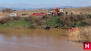 Aracıyla Gediz'e uçan sürücü yüzerek kurtuldu