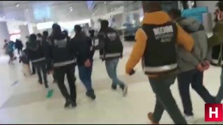 Manisa'da şartları uymayan kişileri sahte pasaportla yurtdışına gönderen şebekeye operasyon