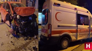 Askeri ambulans otomobille çarpıştı üç yaralı