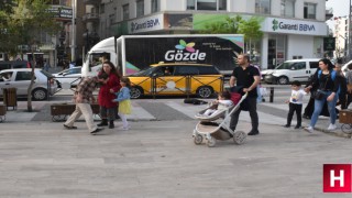 Tiyatrocular gösteriyi gerçek sanan vatandaşların saldırısından son anda kurtuldu