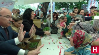 Manisa Valisi'nin zor anları bedava olduğunu görünce birbirlerini ezdiler