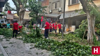 Kısa süreli yağmur ve fırtına Akhisar'ı felç etti