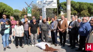 Manisa’da isyan eden üretici TMO’nun önüne üzümü döktü