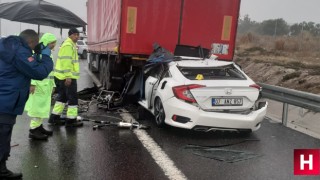 Otoyolda feci kaza tıra çarpan araçta 2 kişi öldü